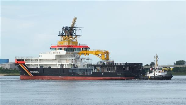 „Wulf 7“ mit neuer „Scharhörn“ im Schlepptau auf dem Weg zu Abeking & Rasmussen Die "Scharhörn" sieht äußerlich schon fertig aus, im Inneren ist aber noch viel zu tun.