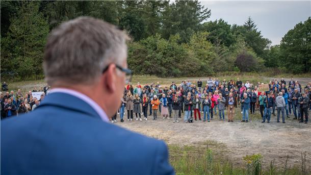 Demonstration von Aktivisten, Bürgern und Gemeindevertretern aus Hagen gegen die geplante Errichtung der Bauschuttdeponie am Weißenberg in Driftsethe.