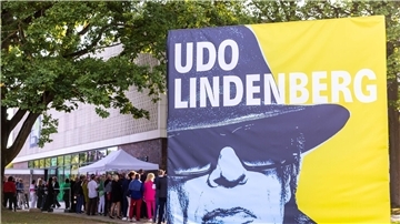 Die Schau „Udo Lindenberg – Maler, Musik und große Show“ ist bis 27. August in der Rostocker Kunsthalle zu sehen.