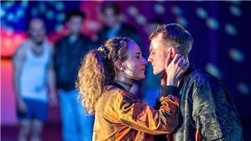 Die Schauspieler Annika Hauffe und Oscar Hoppe im Stück „Nullerjahre“ am  Mecklenburgischen Staatstheater.