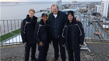 Geflasht vom Überseehafen: So reden diese Promis über Bremerhaven Die Schauspieler des Bremerhavener Zoll-Krimis auf der Aufsichtsplattform im Sail-City: Was sie über Bremerhaven sagen.