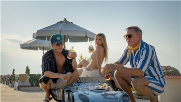 Die Schauspieler Edward Norton als Miles (l-r), Madelyn Cline als Whiskey und Daniel Craig als Detective Benoit Blanc in einer Szene aus „Glass Onion: A Knives Out Mistery“.