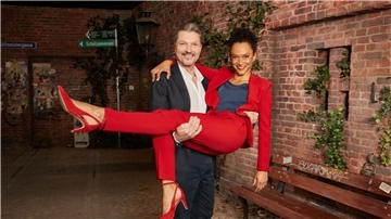 Die Schauspieler Hardy Krüger jr. als Ralf, und Sarah Masuch als Anette in der Kulisse der Soap „Rote Rosen“.