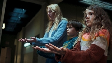 Die Schauspieler Kim Riedle als Lena (l-r), Naila Schuberth als Hannah und Sammy Schrein als Jonathan in einer Szene aus „Liebes Kind“.