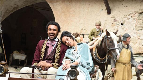 Diversity-Märchen: „Die verkaufte Prinzessin“ Die Schauspieler Kristin Alia Hunold (Rolle Prinzessin Sophia) und Langston Uibel (Sophias Bruder Berthold) während einer Drehpause am Set.