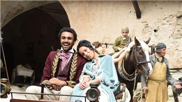 Die Schauspieler Kristin Alia Hunold (Rolle Prinzessin Sophia) und Langston Uibel (Sophias Bruder Berthold) während einer Drehpause am Set.