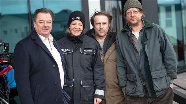 Nochmal auf Anfang: Sörensen-Debüt im TV Die Schauspieler Peter Kurth (l-r), Katrin Wichmann, Bjarne Mädel und Matthias Brandt am Set von „Sörensen hat Angst“.