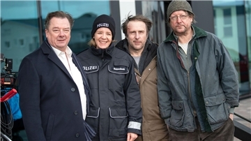 Die Schauspieler Peter Kurth (l-r), Katrin Wichmann, Bjarne Mädel und Matthias Brandt am Set von „Sörensen hat Angst“.