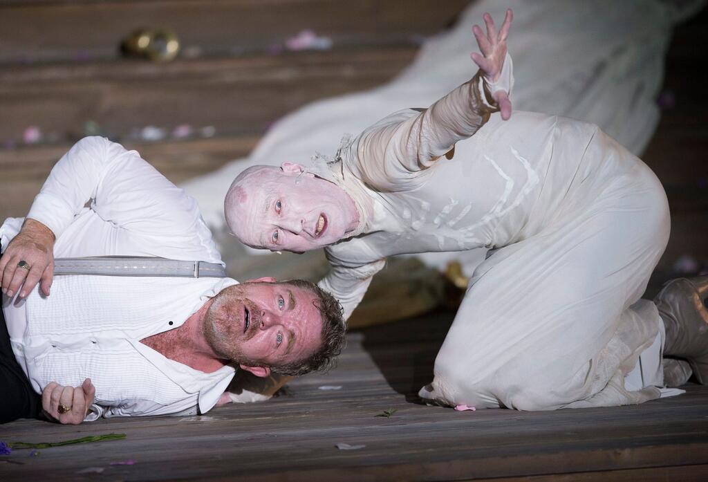 800 Mal der Tod eines Superreichen in Salzburg Die Schauspieler Peter Lohmeyer als Tod und Cornelius Obonya (links) als Jedermann bei einer Probe im Jahr 2016.