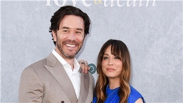 Die Schauspieler Tom Pelphrey und Kaley Cuoco sind ein Paar.