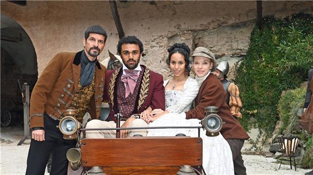 Mit elektrischer Kutsche: ARD dreht Diversity-Märchenfilm Die Schauspieler und Schauspielerinnen Pasquale Aleardi (Fürst Rudolf, l-r), Langston Uibel (Rudolph), Kristin Alia Hunold (Sophia) und Judith Neumann (Melisa) lächeln während einer Drehpause beim Film „Die verkaufte Prinzessin“.