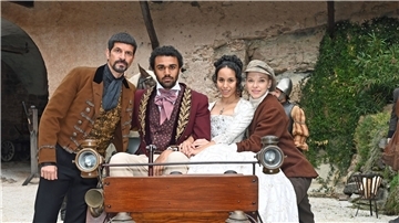 Die Schauspieler und Schauspielerinnen Pasquale Aleardi (Fürst Rudolf, l-r), Langston Uibel (Rudolph), Kristin Alia Hunold (Sophia) und Judith Neumann (Melisa) lächeln während einer Drehpause beim Film „Die verkaufte Prinzessin“.