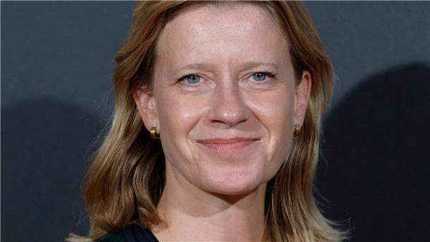 Die Schauspielerin Caroline Peters hält wenig davon, verliebt zu sein.