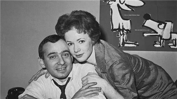 Piper Laurie mit 91 Jahren gestorben Die Schauspielerin Piper Laurie umarmt ihren späteren Ehemann, den Theaterreporter und Filmkritiker Joseph M. Morgenstern (1961).