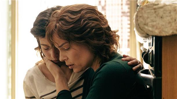 Die Schauspielerinnen Gaia Girace und Micaela Ramazzotti in einer Szene aus „The Good Mothers“. Das Mafia-Drama wurde mit dem Berlinale Series Award ausgezeichnet.