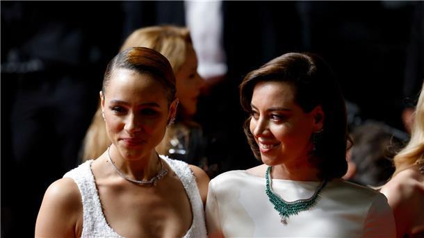 Die Schauspielerinnen Nathalie Emmanuel (l) und Aubrey Plaza kommen zur Premiere von „Megalopolis“.