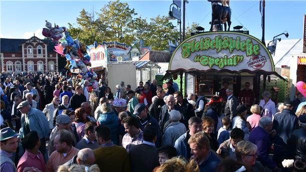 Hohes Besucheraufkommen beim Roonkarker Mart in Rodenkirchen.