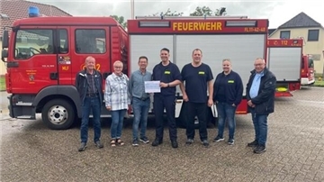 Die Scheckübergabe an den Förderverein der Freiwilligen Feuerwehr Esenshamm. Auf dem Bild von links nach rechts: Ewald Strahlmann, Marieta Ahlers, Ralf Müller, Florian Wientzek, Frerk Sichau, Sonja König-Wientzek, Uwe Schicke.