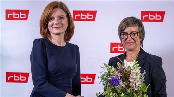 RBB-Krise: Was die Interims-Chefin der Nachfolge übergibt Die scheidende RBB-Interimsintendantin Katrin Vernau (l) und ihre designierte Nachfolgerin Ulrike Demmer.