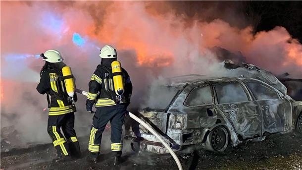 Bremervörder und Elmer Wehr helfen im Nachbarkreis: Feuer in Mulsum Die Scheune konnte nicht mehr gelöscht werden und brannte vollständig nieder. Ein in der Scheune abgestelltes Auto sowie ein weiterer Pkw brannte ebenfalls vollständig aus.