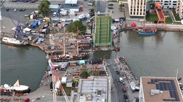 Die Sail 2025 aus der Luft. Drohnenaufnahmen vom Einlauf eines Schiffes.