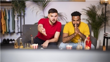 Die Schlafforscherin gibt Entwarnung: Wer es am Montag nach dem Superbowl nicht schafft, sich während des Tages auszuruhen, holt sich in der nächsten Nacht automatisch, was er braucht. Der Schlaf ist dann tiefer und qualitativ besser.