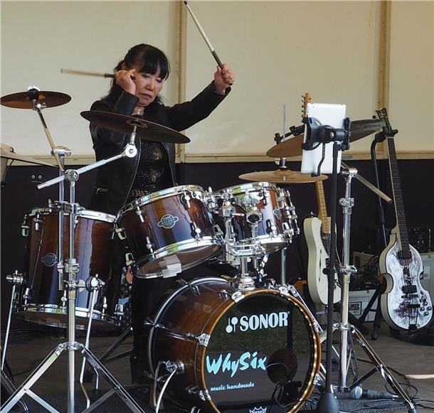 Die Schlagzeugerin von „Why Six“ in voller Aktion beim Dorumer Frühlingsfest. Foto Stehn