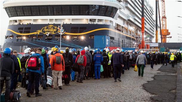 Menschen strömen zum Disney-Schiff.