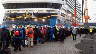 Menschen strömen zum Disney-Schiff.