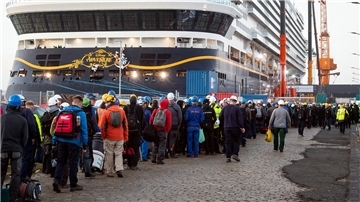 Menschen strömen zum Disney-Schiff.