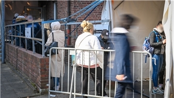 Die Schlangen bei den Testzentren sind gerade wieder lang. Fast 4000 Menschen sind derzeit in Bremerhaven mit Corona infiziert, dazu kommen fast 2500 in Quarantäne.