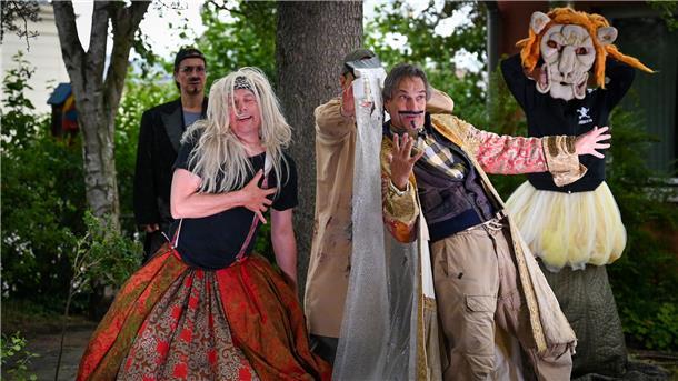 Die Schlußszene: Die Bremer Shakespeare-Company führt bei „Kultur im Kleingarten“ das Stück „Ein Sommernachtstraum“ auf.