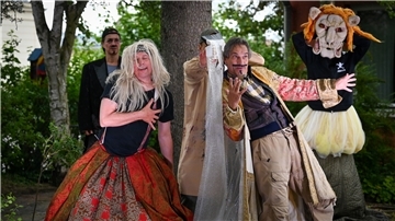 Die Schlußszene: Die Bremer Shakespeare-Company führt bei „Kultur im Kleingarten“ das Stück „Ein Sommernachtstraum“ auf.