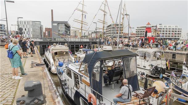 Bildergalerie: Die schönsten Bilder der Maritimen Tage am Mittwoch Die schönsten Eindrücke des ersten Tages der Maritimen Tage 2024. An der Sportbootschleuse ist es immer voll - nicht nur bei den Maritimen Tagen. Denn das ist einer der Top-Treffpunkte für die Seh-Leute. Denn in der Schleuse ist immer was los.