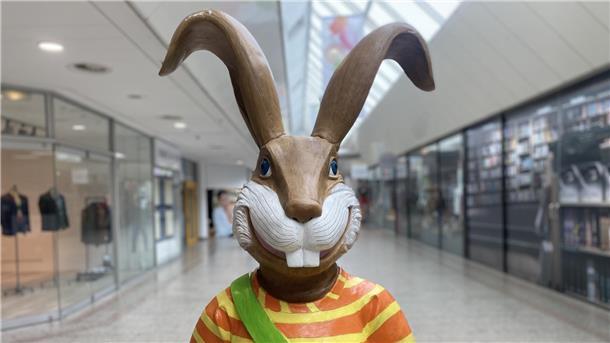 Schokolade oder Smartphone? Das verschenken die Menschen in der Region zu Ostern Osterhasen-Figur auf dem Gang des Columbus-Shoppingcenters in Bremerhaven.