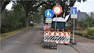 Die Schotterschicht für die neue Ortsdurchfahrt Hymendorf wird am 4. Oktober aufgetragen, ab 17. Oktober soll asphaltiert werden. Am 1. November werden die Grundstückszufahrten angeglichen. Die Anwohner sind informiert. Mit einer Freigabe der K65 ist - je nach Wetter - Mitte November zu rechnen.
