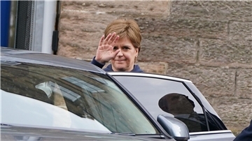 Die schottische Regierungschefin Nicola Sturgeon nach Bekanntgabe ihres Rücktritts in Edinburgh.