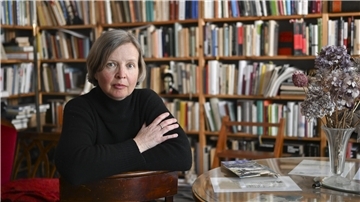 Die Schriftstellerin Jenny Erpenbeck, hier in ihrem Arbeitszimmer, ist für den Booker-Preis nominiert.