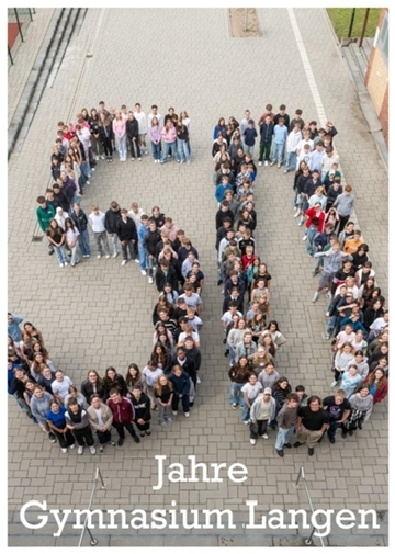Menschen, die sich zu einer großen 50 angeordnet haben, von oben fotografiert.