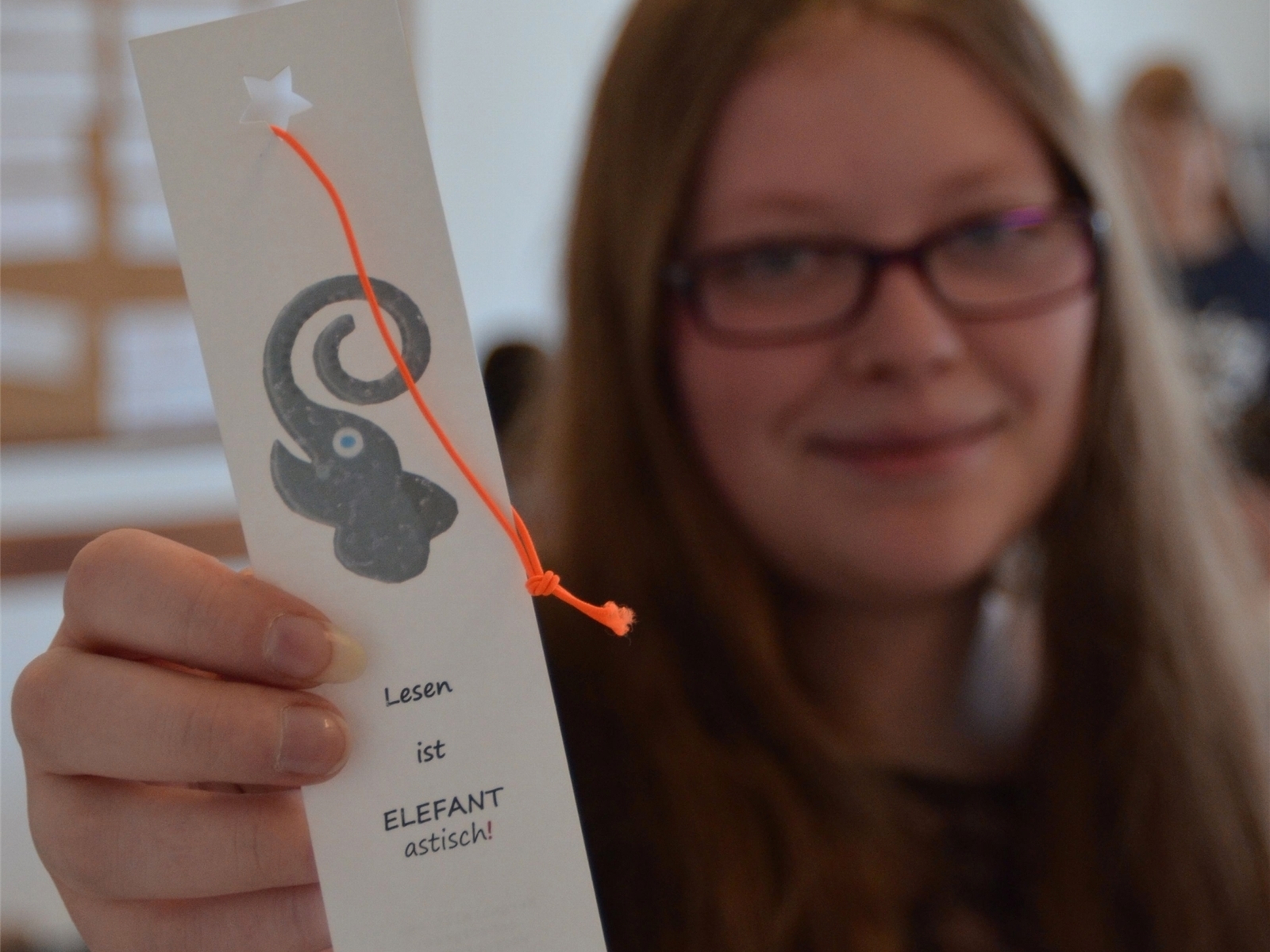 Die Schülerfirma der KGS Tarmstedt stellt Lesezeichen aus Altpapier her.