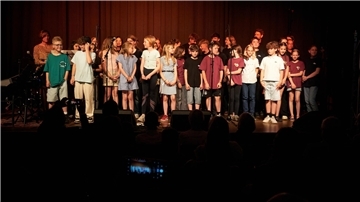Kindergruppe auf der Bühne