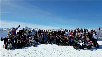 Die Schülerinnen und Schüler des Gymnasiums aus Nordenham genießen die Aussicht auf die 3000er in Kals in Österreich. 