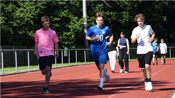 Schülerinnen und Schüler beim Umweltlauf in Nordenham. 