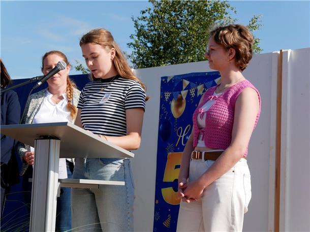 Die Schülersprecherinnen Marie Scheidl (links) und Collien Meyer eröffnen die Jubiläumsveranstaltung „50 Jahre KGS Tarmstedt“