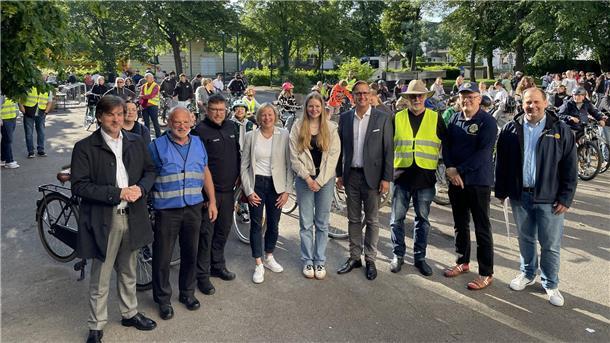 Die Schülervertreterin Rieke Dirks (5. von rechts) organisierte ein breites Bündnis für mehr Sicherheit im Radverkehr.