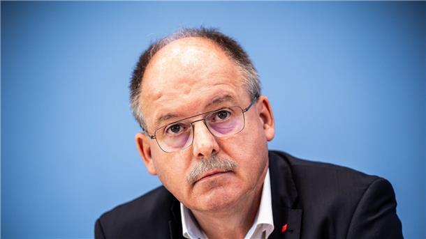 Scholz verteidigt Elterngeld-Kürzung und Haushaltskurs „Die Schuldenbremse ist eine Zukunftsbremse“: DGB-Vorstandsmitglied Stefan Körzell.