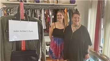 Zwei Frauen im Second-Hand-Laden
