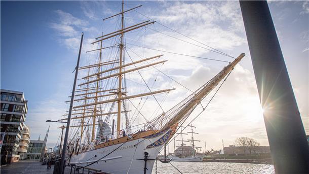 Die „Schulschiff Deutschland“ an ihrem Liegeplatz im Neuen Hafen: Der majestätische Segler ist das wohl schönste Schiff in Bremerhaven. Ein Besuch des Dreimasters ist ein Höhepunkt eines Bremerhaven-Besuchs für alle Fans historischer Schiffe.