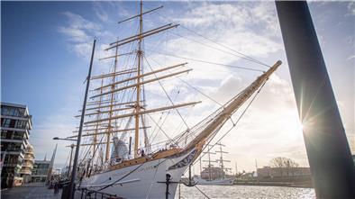 Die „Schulschiff Deutschland“ an ihrem Liegeplatz im Neuen Hafen: Der majestätische Segler ist das wohl schönste Schiff in Bremerhaven. Ein Besuch des Dreimasters ist ein Höhepunkt eines Bremerhaven-Besuchs für alle Fans historischer Schiffe.