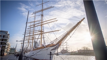 Schulschiff Deutschland an ihrem aktellen Liegeplatz im Neuen Hafen von Bremerhaven.